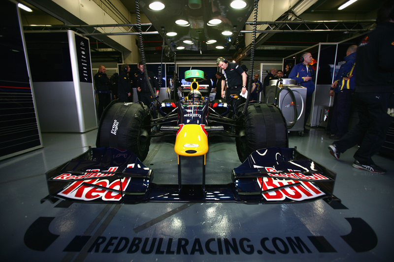 Illustration for article titled Red Bull Racing 2009 RB5 F1 Car Debuts At Circuito De Jerez, Gets Wings